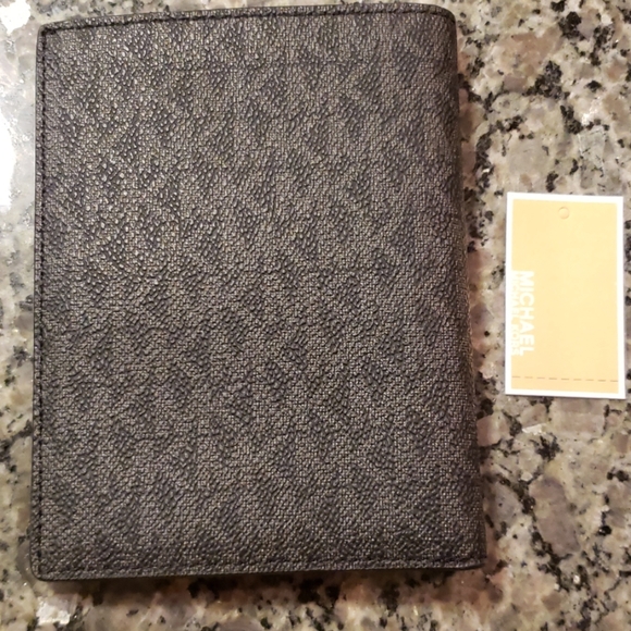 MK passport case - Picture 2 of 4